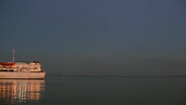 Круїзний Корабель Відпливає Море Кораблем Прибуває Спокійно Пливеш Круїзним Лайнером — стокове відео