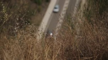 Yokuş boyunca yol. Çöldeki banliyö yolunda. Salgında düşük araba trafiği. Koronavirüs zamanında turizm azaldı.
