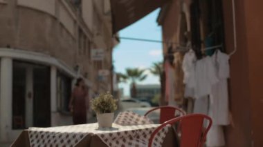 Küçük restoranın terasında boş bir masa. Küçük ve orta ölçekli bir salgın. Dinamik video. Ziyaretçi yok.