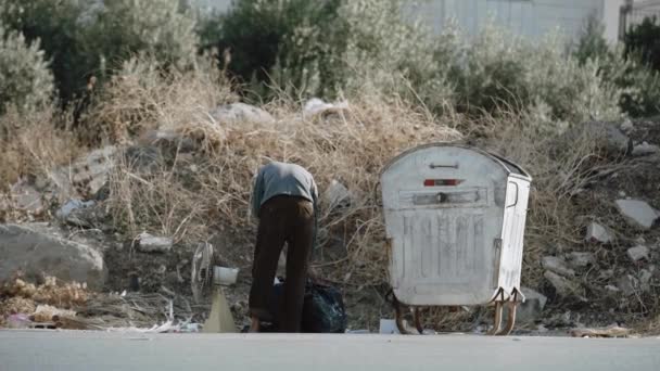 Homeless Man Talking Phone Next Garbage Can — Vídeo de Stock