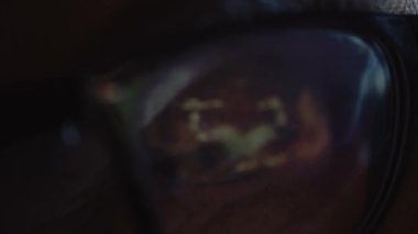 Eski aile filmi erkeklerin gözlüklerine yansıyor.