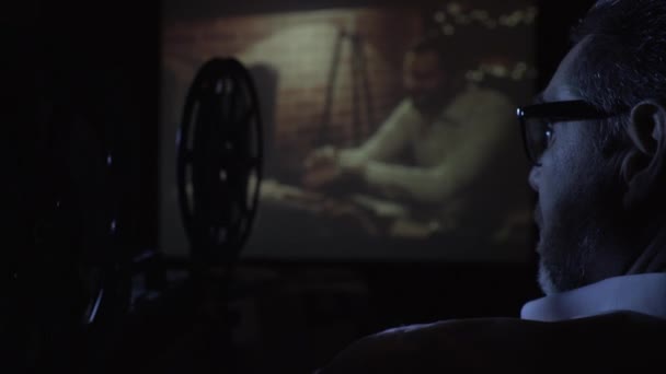 Kijken Naar Een Film Van Projector — Stockvideo