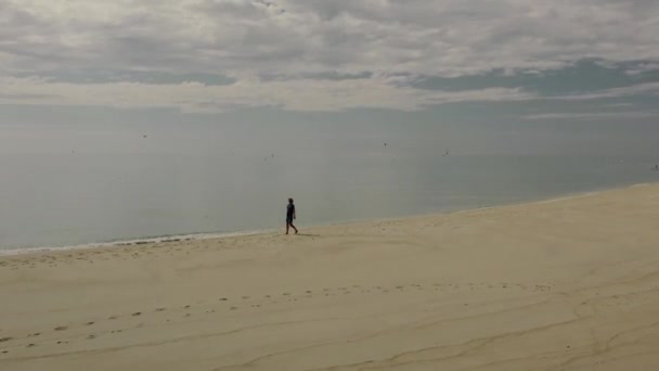 Чоловік Пляжі Простягнутими Руками Вид Безпілотник — стокове відео