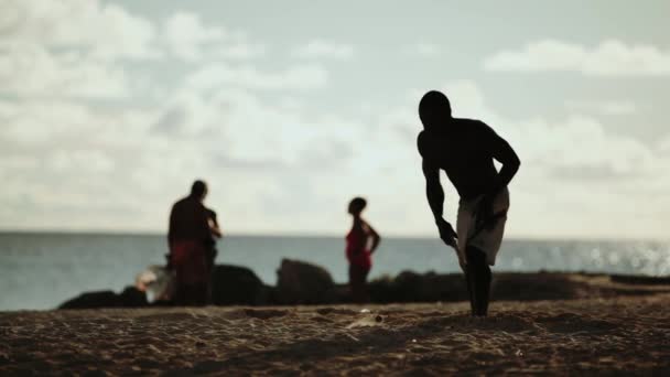 Man Beach Playing Racket Ball Sunset — Vídeos de Stock