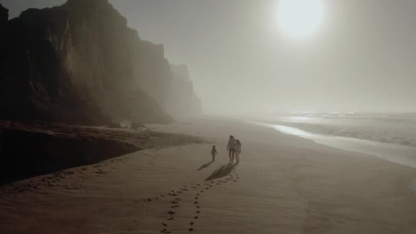 Подружня Пара Дитиною Їде Уздовж Морських Слідів Піску — стокове відео