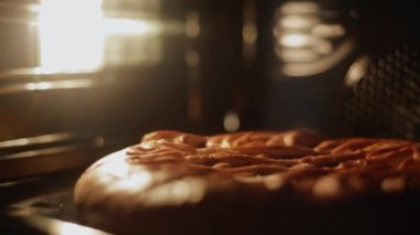 Böğürtlenli turta fırında pişiriliyor, birden fazla kamera zoomu var.