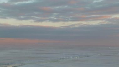 Donmuş denizin rıhtımla yatay dönümü