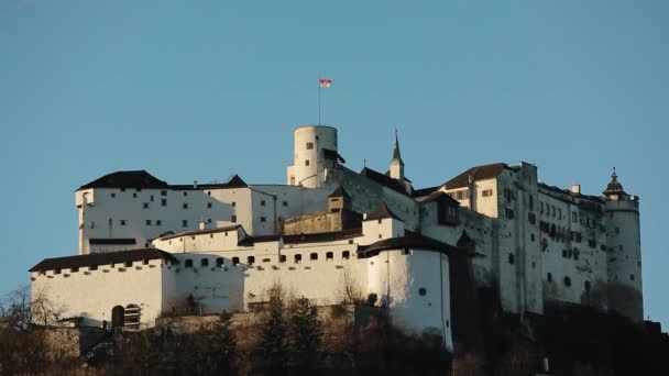 Fortaleza Salzburgo Austria Llamada Hohensalzburg Con Una Bandera Levantada — Vídeos de Stock