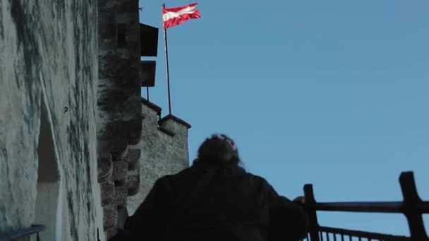 Австрійський Прапор Розмахує Вітром Синім Небом Фоні Фортеці Ліцензійні Стокові Відеоролики