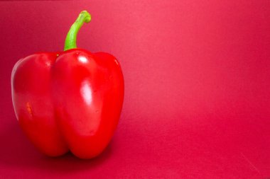 Kırmızı bir arka plan üzerinde kırmızı dolmalık biber