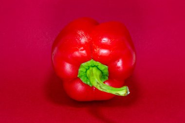 Kırmızı bir arka plan üzerinde kırmızı dolmalık biber