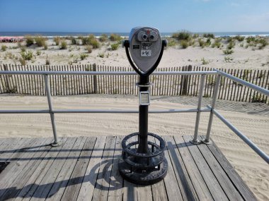 OCEAN ŞEHRİ, NEW JERSEY - 18 EYLÜL 2021: Jersey Shore 'daki dürbünlü izleyici ziyaretçilere yaz aylarının azalan günlerinde okyanusa daha yakından bakma imkanı veriyor.