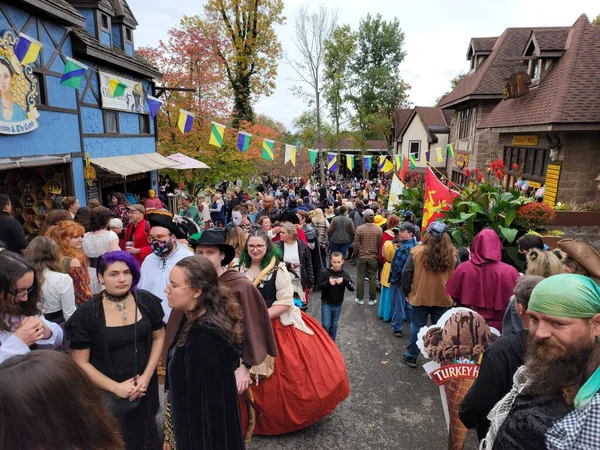 MANHEIM, PENNSYLVANIA, ABD - 23 Ekim 2021: Pennsylvania Rönesans Fuarı 'nda bol miktarda ortaçağ kostümü.