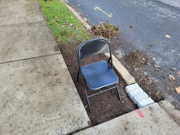 Cadeira Dobrável Metal Detém Espaço Meio Fio Para Reparação Calçada — Fotografia de Stock