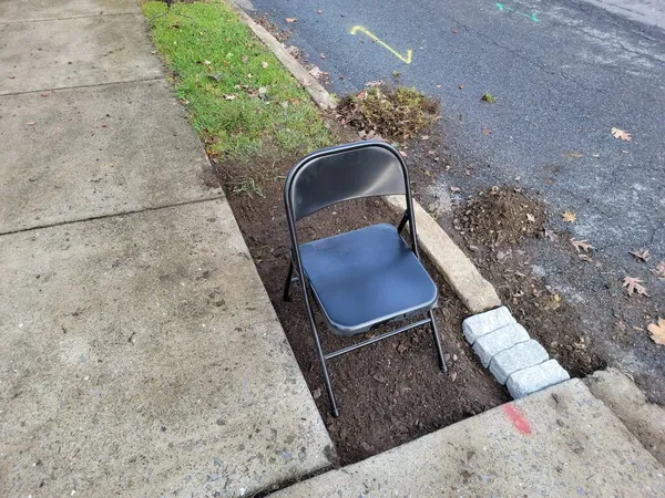 Metall Fällstol Innehar Utrymme Trottoarkanten För Sidewalk Reparation — Stockfoto