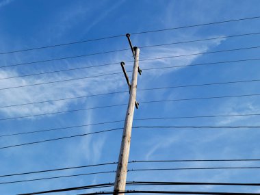 Beyaz Bulutlu Mavi Gökyüzüne Karşı Kamu Hizmeti