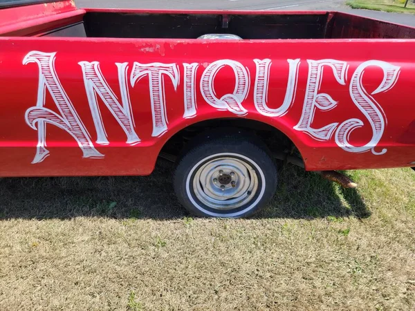 Antik Skylt Målad Baksidan Röd Pickup Lastbil — Stockfoto