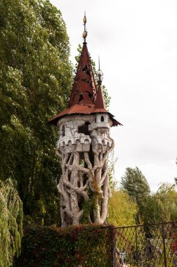 Renkli çatısı olan taş kale kulesi.