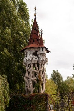 Renkli çatısı olan taş kale kulesi.