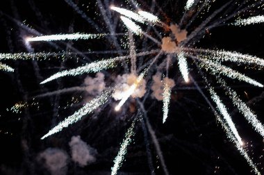 Gece gökyüzünde havai fişekler