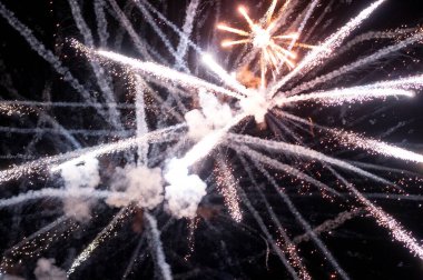 Gece gökyüzünde havai fişekler