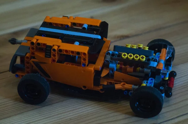 Oyuncak araba plastikten yapılmış.