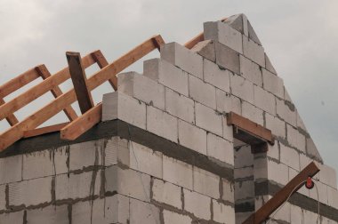 Yapım aşamasında olan ev inşaatı