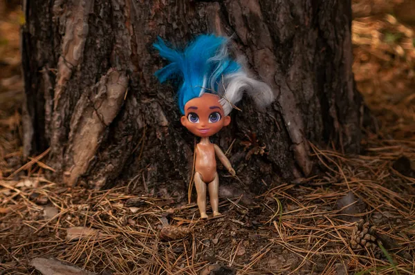 Boneca Sem Uma Mão Frente Uma Foto Árvore — Fotografia de Stock