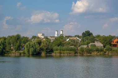 Nehir ağaçları ve gökyüzü manzarası