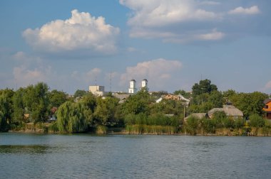 Nehir ağaçları ve gökyüzü manzarası