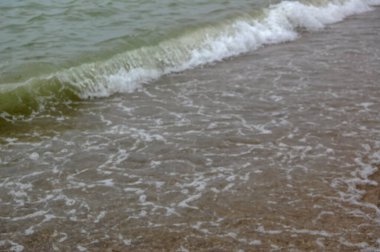 Deniz kıyısı dalgaları manzarayı yakından gösterir