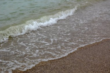 Deniz kıyısı dalgaları manzarayı yakından gösterir