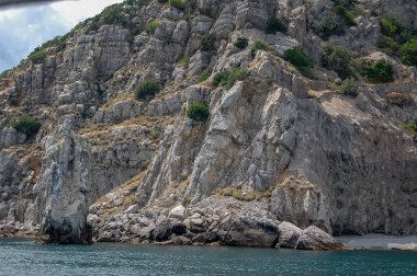 deniz manzarası üzerinde kayalar