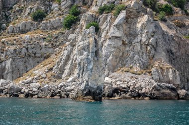 deniz manzarası üzerinde kayalar