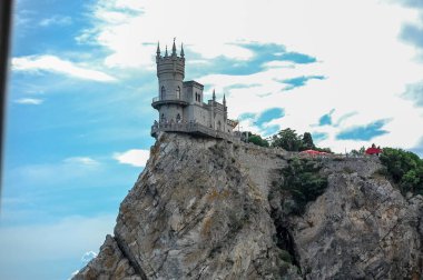 Gökyüzüne karşı dağ manzaralı şato.