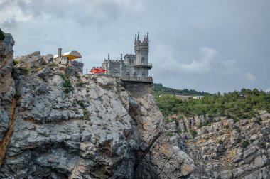 Gökyüzüne karşı dağ manzaralı şato.