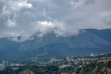 Dağlar gökyüzüne bakıyor Bulutlar manzaraya