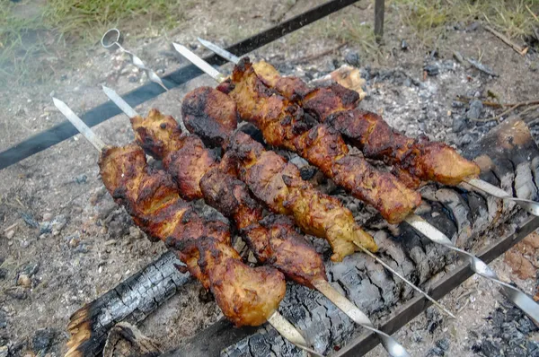 Izgara etle açık hava barbeküsü yakın plan.