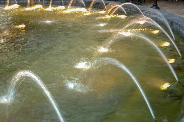 Şehir parkının fıskiyesi suyu yakın plan akıyor.