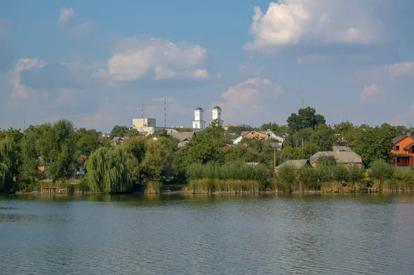 Nehir ağaçları ve gökyüzü manzarası