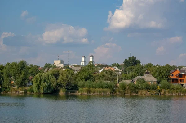 Nehir ağaçları ve gökyüzü manzarası