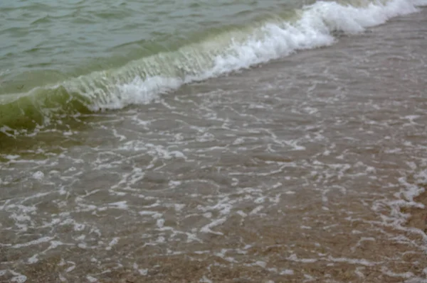 Deniz kıyısı dalgaları manzarayı yakından gösterir