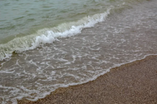 Deniz kıyısı dalgaları manzarayı yakından gösterir