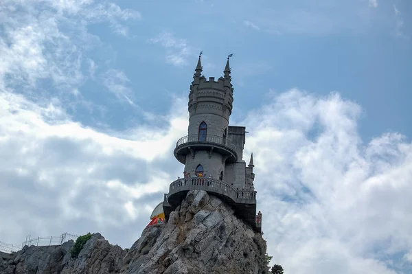 Gökyüzüne karşı dağ manzaralı şato.