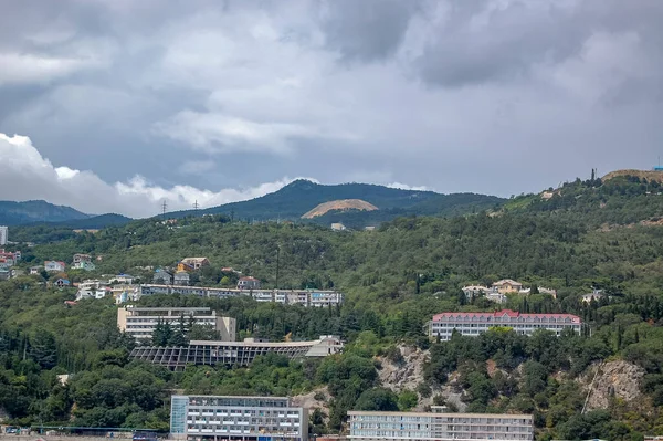 Dağlar Gökyüzüne Bakıyor Bulutlar Manzaraya — Stok fotoğraf