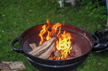 Açık havada kamp ateşi yaklaştı.