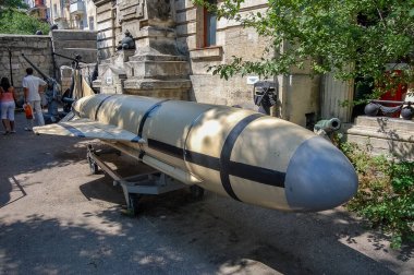 silah müzesi açık gökyüzü kompozisyonu altında