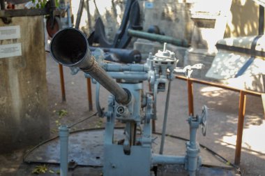 silah müzesi açık gökyüzü kompozisyonu altında