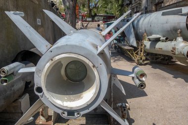 silah müzesi açık gökyüzü kompozisyonu altında