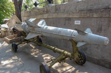 silah müzesi açık gökyüzü kompozisyonu altında